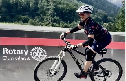 Karin Werner Zentner, 
Präsidentin Rotary Club Glarus, testet den neuen Pumptrack!